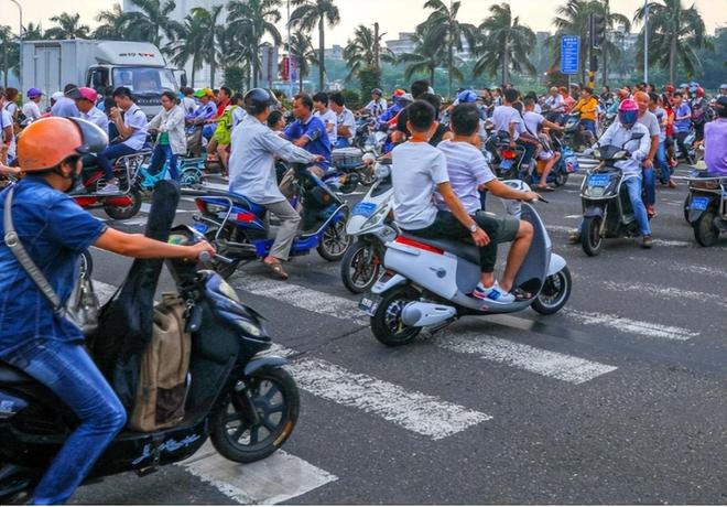 假消息揭秘，砸毁市民200多辆电动自行车的背后真相分析