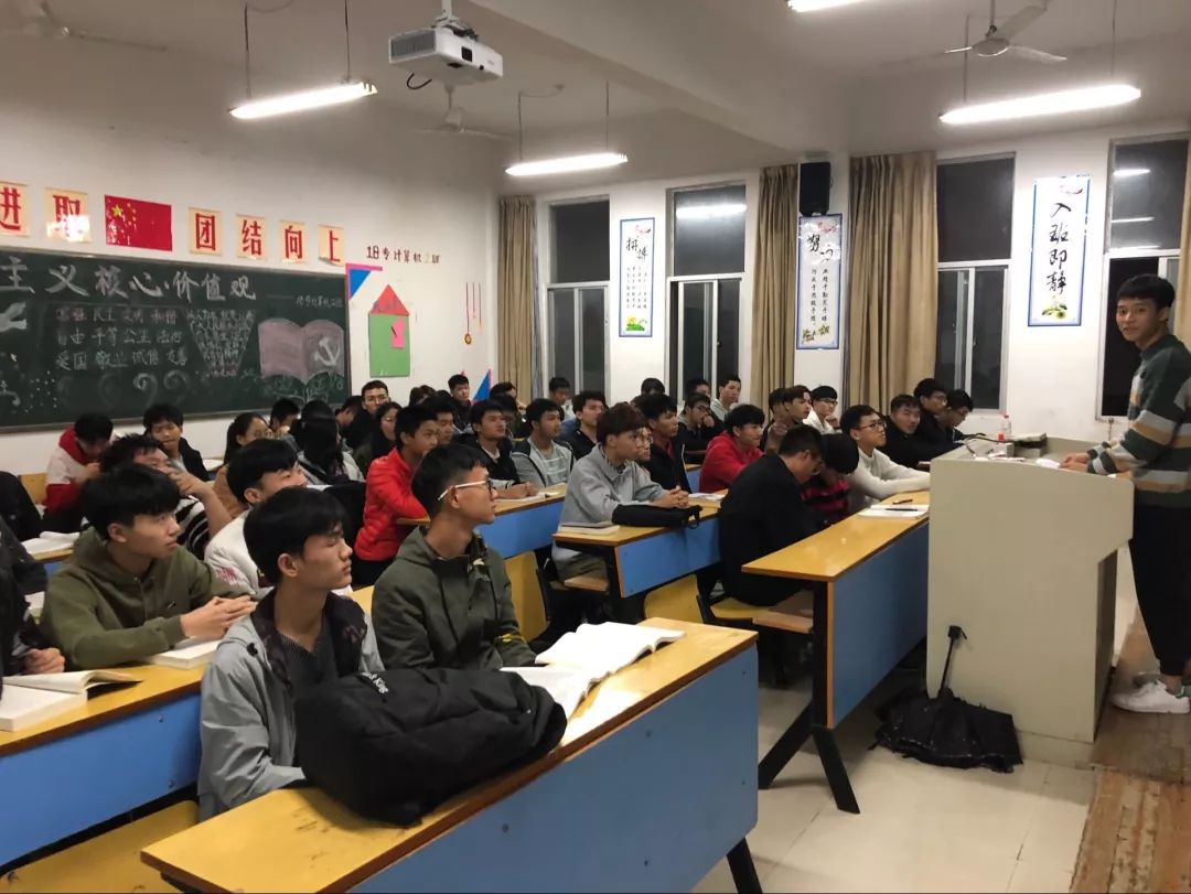 学校精神文化建设的数字化转型，数据整合与角色分析的重要性