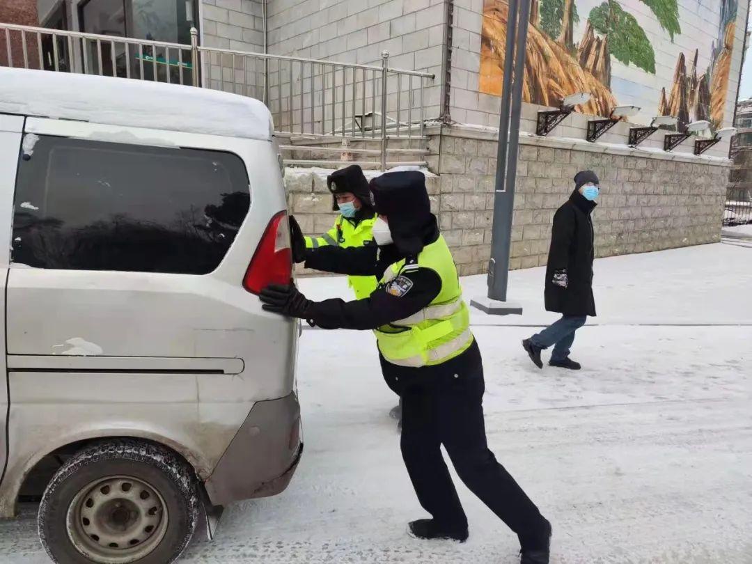 鹤岗暴雪破纪录，雪中公交运营数据分析与应对策略