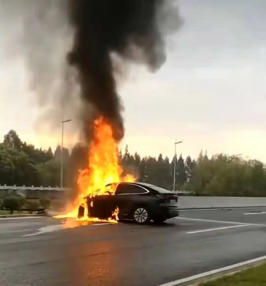 越野车爆炸起火致司机当场遇难事件深度剖析