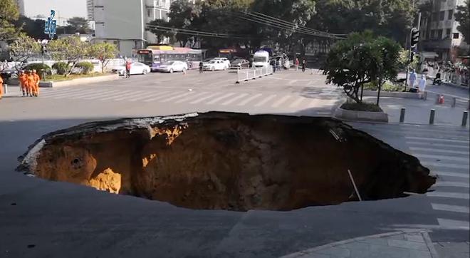 深圳一施工现场地面坍塌，13人失联