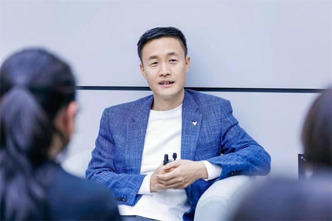 张勇离任哪吒汽车CEO，数字化转型决策与策略深度剖析