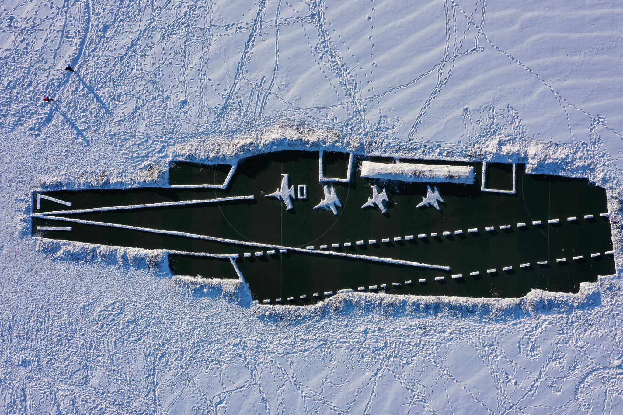 哈工程1600余名师生绘制雪地航母