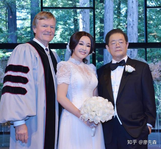 刘晓庆前男友堵门，保镖出手，刘晓庆安全无忧