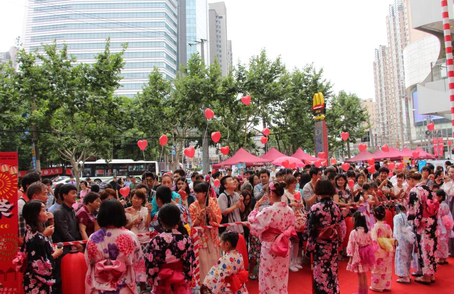 南京女子穿和服拍照遭怒怼，不尊重历史和文化